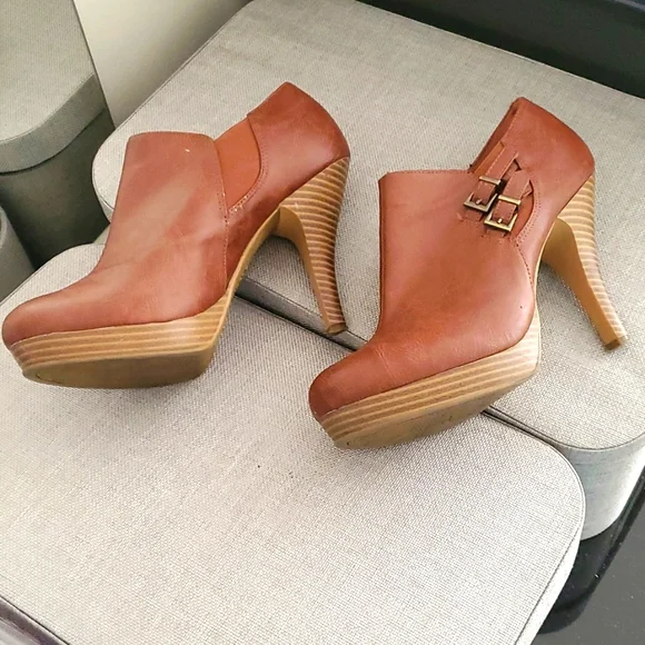 Shoes - Picture 2 of 4